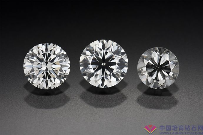 6这三颗钻石展示了切工的重要性。 从左到右，它们的切工等级依次为“极优”、“良好”、“不良”。
