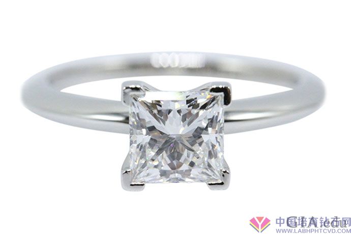 5公主方形切工的钻石可与圆形明亮式钻石的亮度相媲美。 方形或矩形的公主式切工看起来略有不同，比如这颗采用四爪镶嵌的1