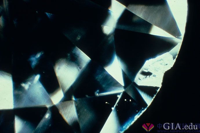 12这颗钻石的内含物位于或靠近劈裂面或腰围，导致钻石出现缺口受损。
