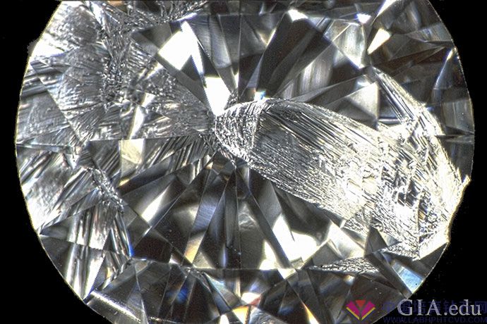 10钻石以硬度著称 —— 硬度是指宝石抵抗刮伤和磨损的程度。 与一些有关钻石订婚戒指的误解相反，钻石并非不会受到伤害，因为它们的硬度取决于晶体方向。 这颗1
