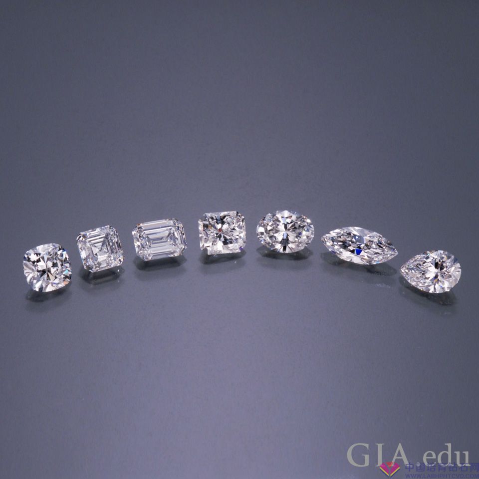 在这一组钻石中，您能识别其中净度最高和最低的钻石吗？没有使用10倍放大镜而仅从远处观看的话，钻石的整体净度可能难以确定。 答案：1