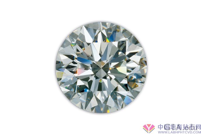 这颗钻石正面彰显出美妙绝伦的圆形明亮式切工。